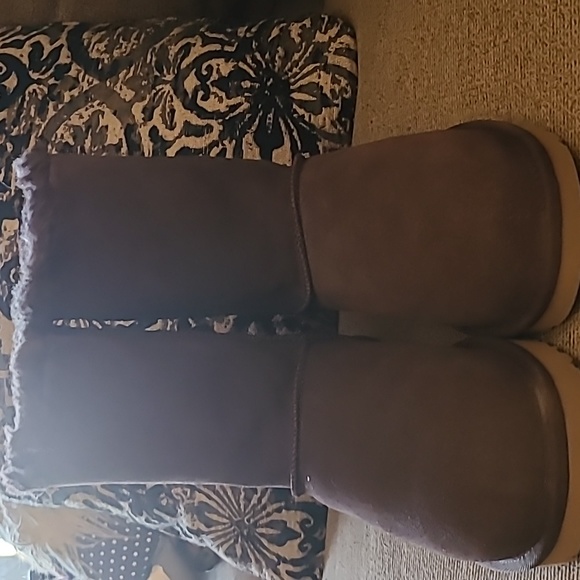 UGGS - Picture 2 of 4